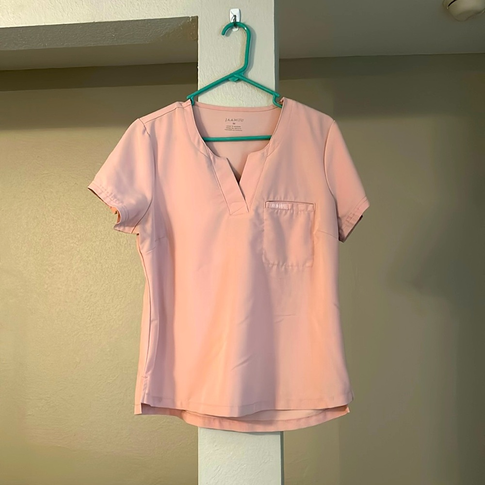 Jaanuu scrub set in light pink.